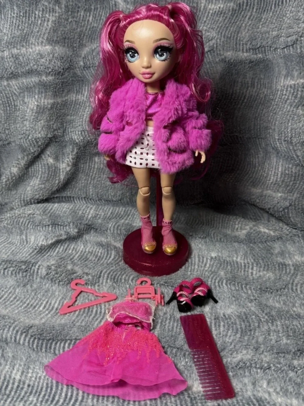MGA RAINBOW HIGH Fashion Doll Stella Monroe Fuchsia Pink Hair W/ Outfit 11”